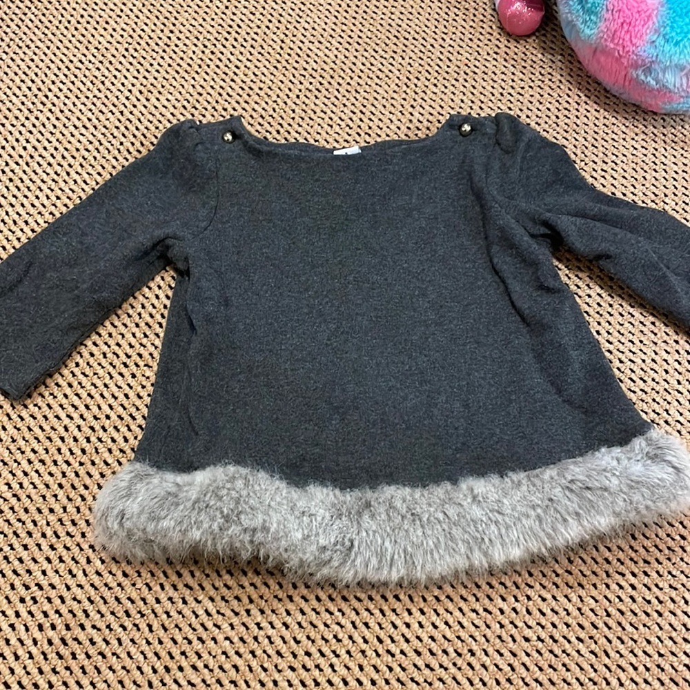 Adorable Janie and Jack grey top with faux fur trim sz 5